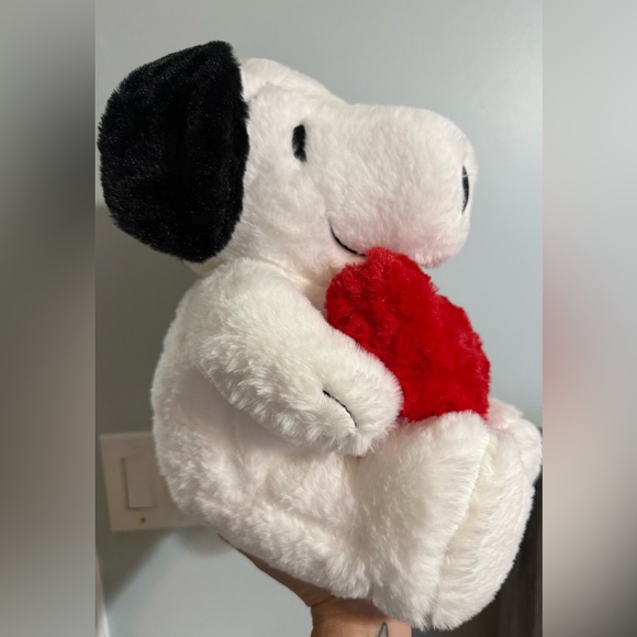 🆕 Nwot Snoopy Plush with Red Heart. - Picture 2 of 2